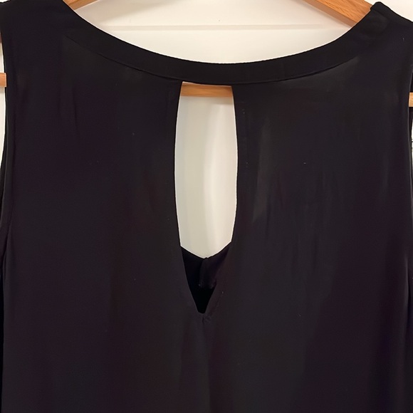OLD navy v-neck flowy tank with key-hole back detail - Picture 4 of 6